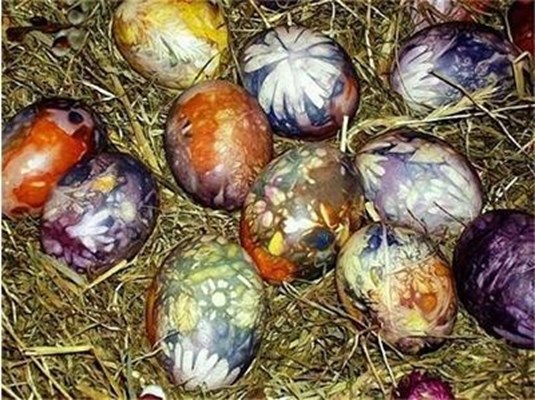 Според традицията яйцата се боядисват рано сутринта на Велики четвъртък или в събота