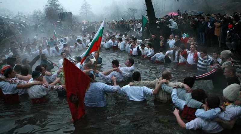 Кои са най-популярните български традиции?